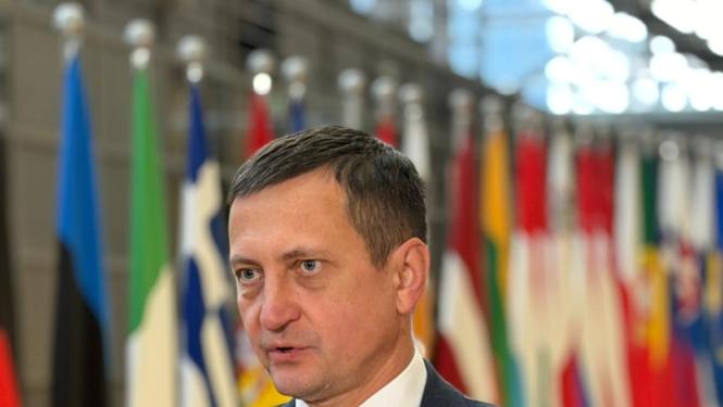 Ministrs Briseles foajē ar medijiem 