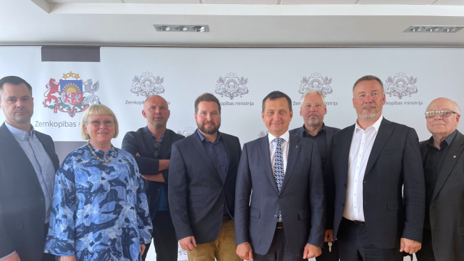 Zemkopības ministrs Armands Krauze ar Drosme darīt pārstāvjiem.