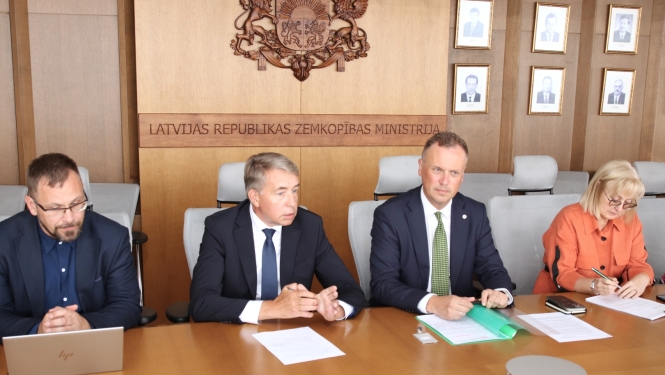 Zemkopības ministrs Uldis Augulis tiekas ar viedās administrācijas un reģionālās attīstības ministru Edgaru Tavaru.