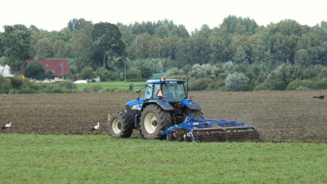 Traktors uz lauka