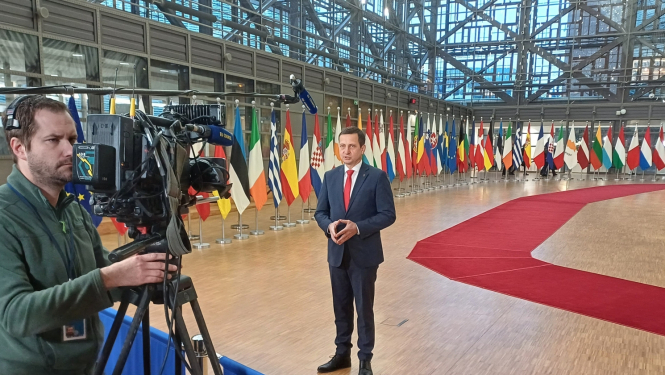 zemkopības ministrs Armands Krauze Briselē medjiem sniedz interviju