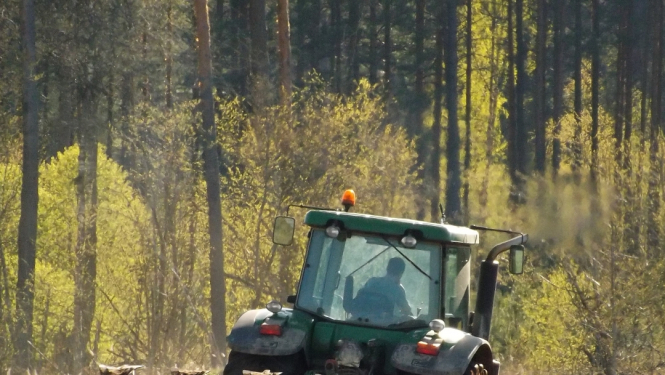 Traktors laukā