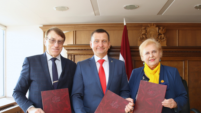 Zemkopības ministrs Armands Krauze, Latvijas Zinātņu akadēmijas prezidents Ivars Kalviņš un Latvijas Lauksaimniecības un meža zinātņu akadēmijas prezidente Baiba Rivža