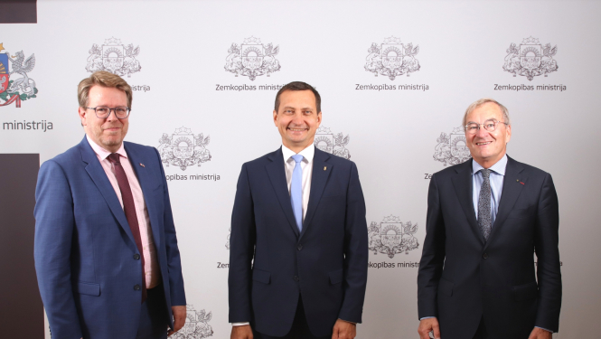 Zemkopības ministrs Armands Krauze un Francijas Zemes fondu un lauku institūciju asociācijas (ZFLIA) prezidents Emanuēls Jests (Emmanuel Hyest) pirms sanāksmes