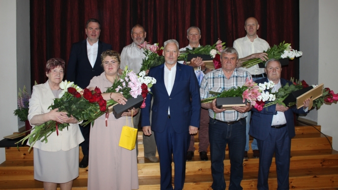 Kopbilde ar visiem apbalvotajiem ZMNĪ darbiniekiem un Zemkopības ministrijas parlamentāro sekretāru Normundu Šmitu