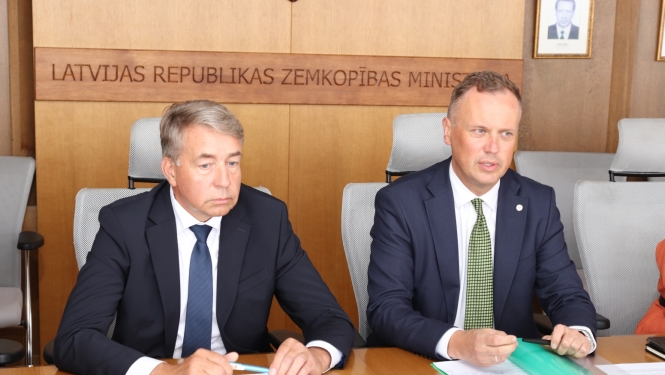 Zemkopības ministrs Uldis Augulis tiekas ar viedās administrācijas un reģionālās attīstības ministru Edgaru Tavaru.