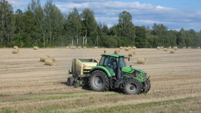 Traktors pļavā