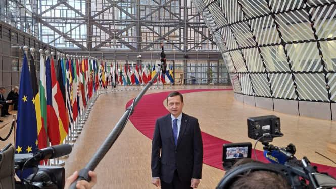 Zemkopības ministrs sniedz interviju ES Lauksaimniecības ministru padomē Briselē