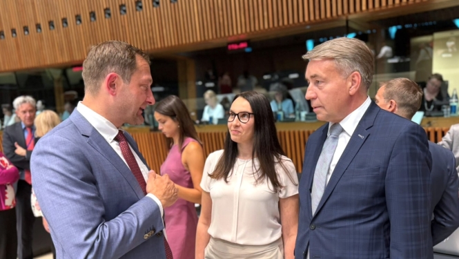 ES lauksaimniecības un pārtikas komisārs Kristofs Hanzens un zemkopības ministrs Uldis Augulis