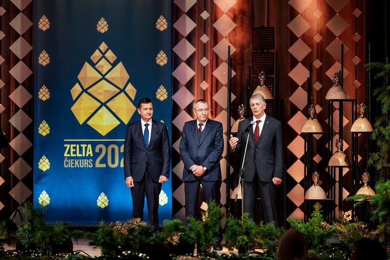 Uz skatuves trīs vīrieši