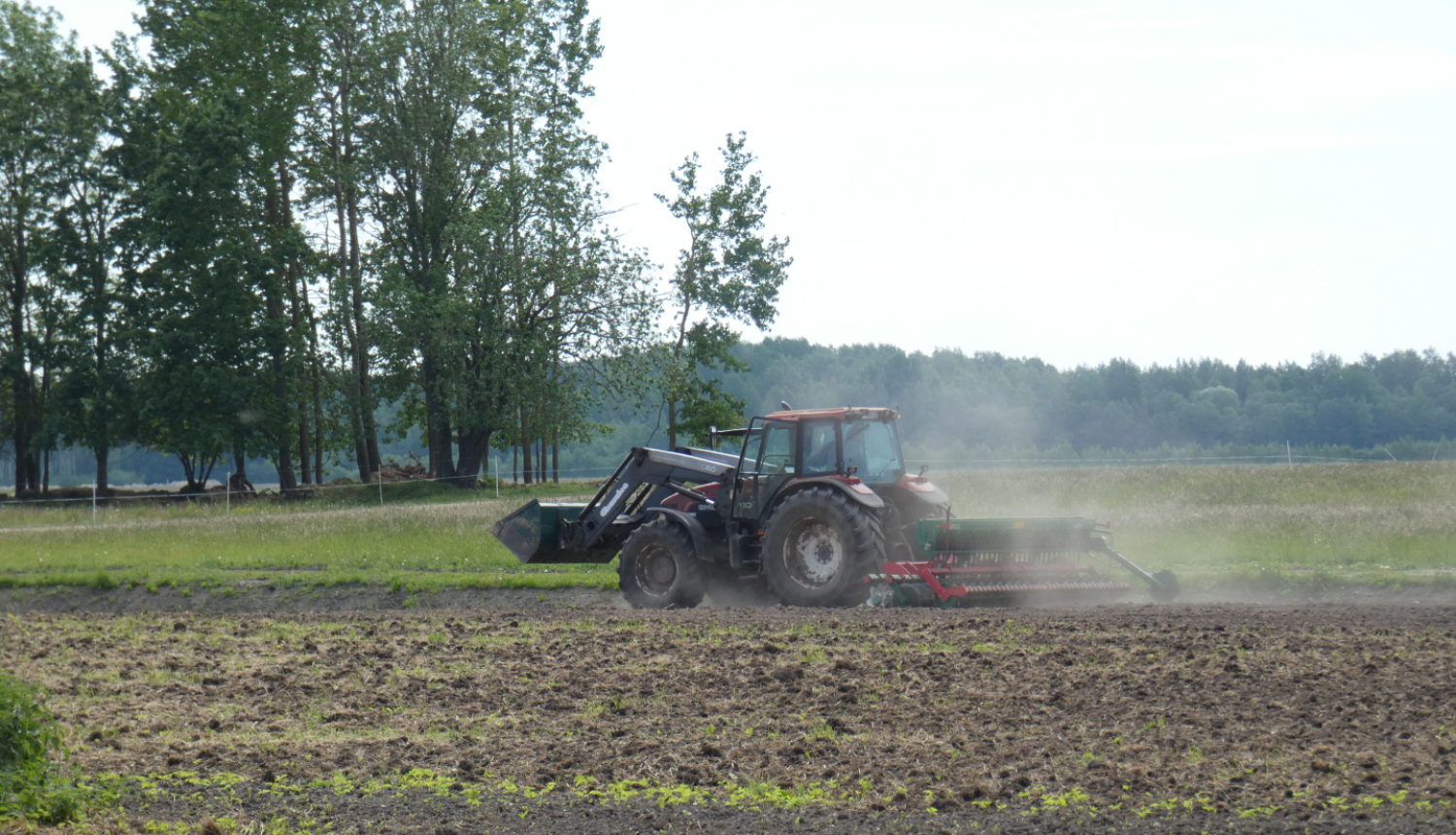 Traktors uz lauka