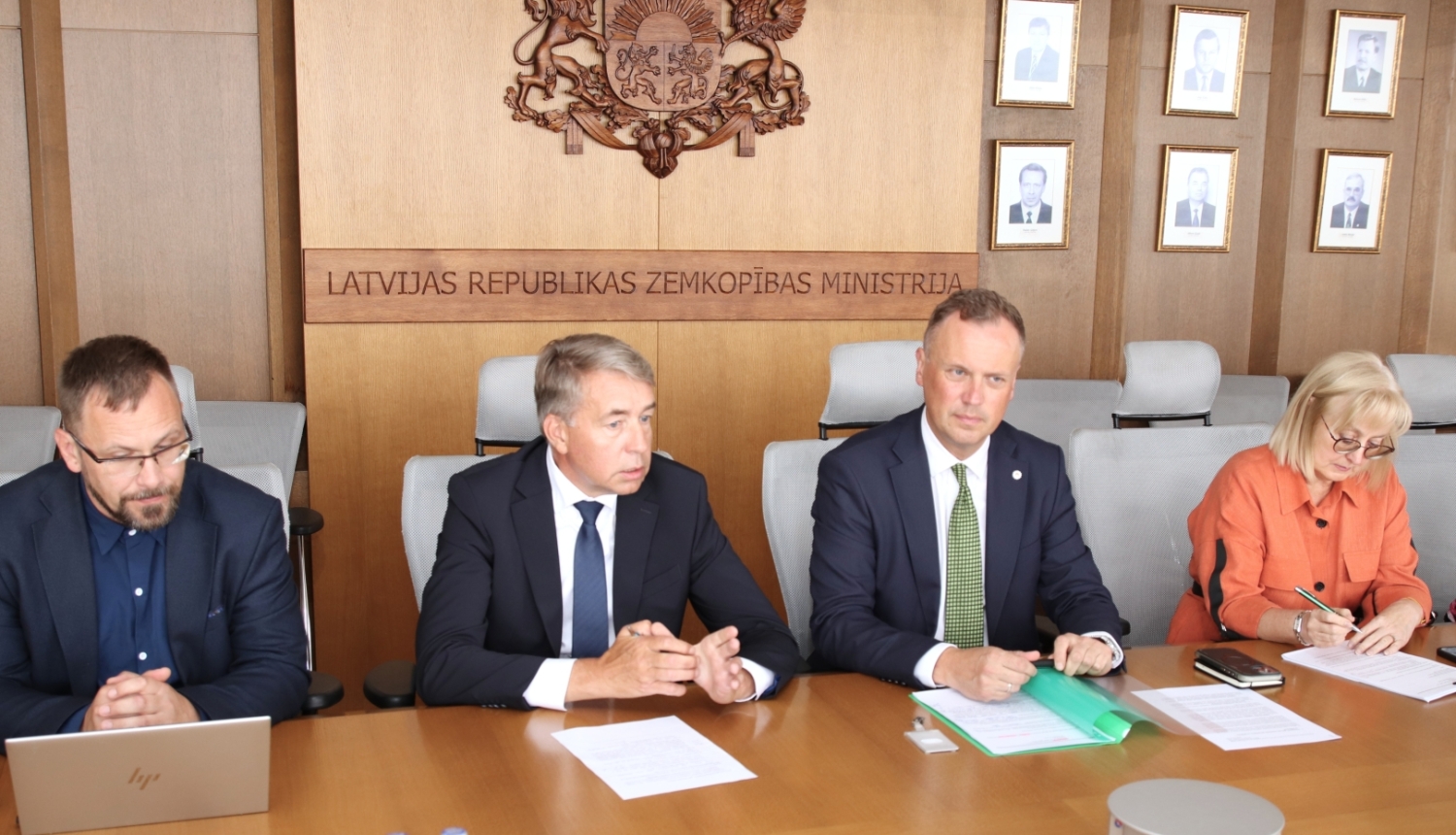 Zemkopības ministrs Uldis Augulis tiekas ar viedās administrācijas un reģionālās attīstības ministru Edgaru Tavaru.