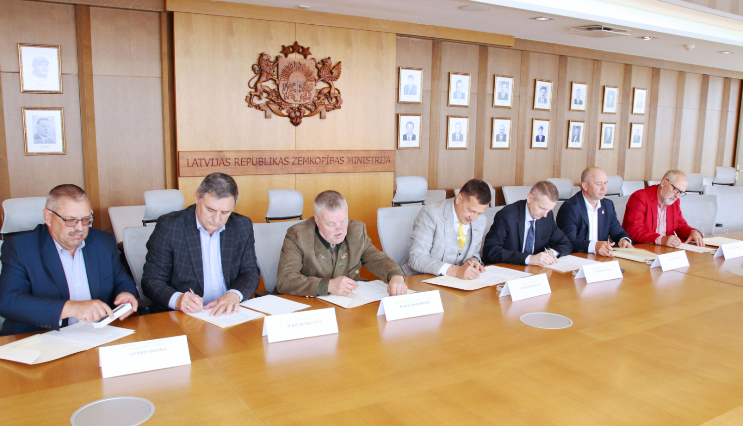 memoranda parakstīšanas brīdis - paraksta zemkopības ministrs, AS Latvijas valsts meži vadītājs, mednieku un lauksaimnieku organizācijas
