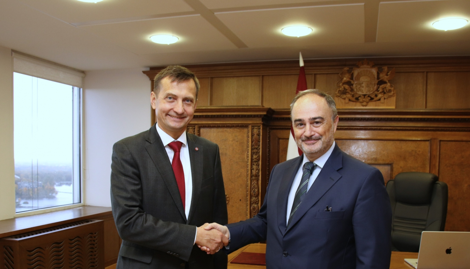 zemkopības ministrs Armands Krauze sarokojas ar Itālijas vēstnieku