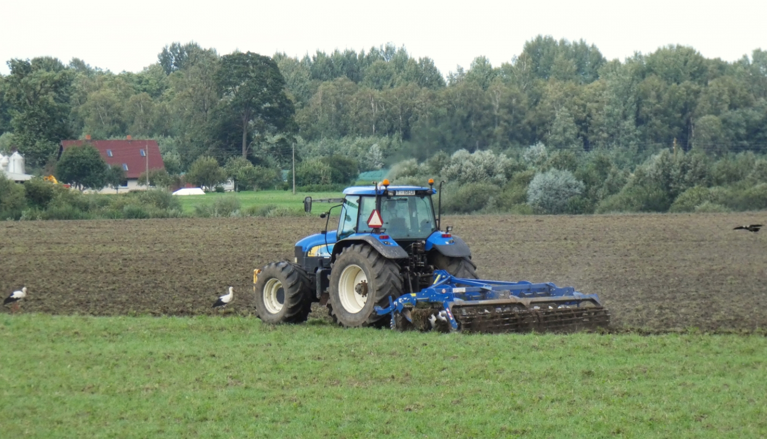 Traktors uz lauka