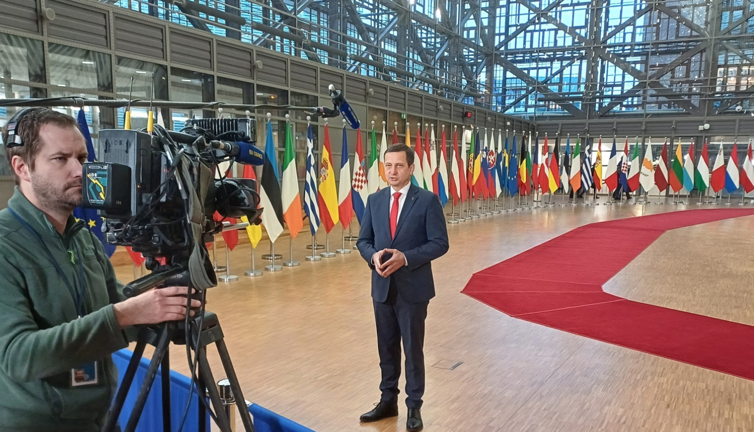 zemkopības ministrs Armands Krauze Briselē medjiem sniedz interviju