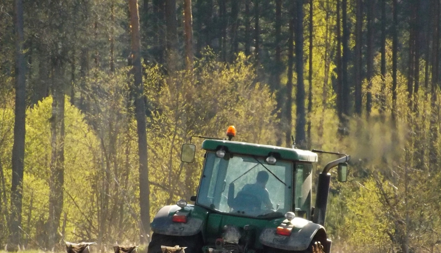 Traktors laukā