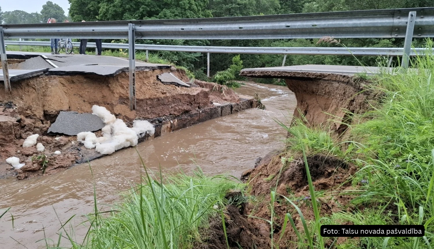 Spēcīgo nokrišņu laikā Dursupes neregulētajā posmā tika izskalots Dursupes dzirnavezera aizsargdambis, kā arī bojāts valsts reģionālā autoceļa P128 posms. 