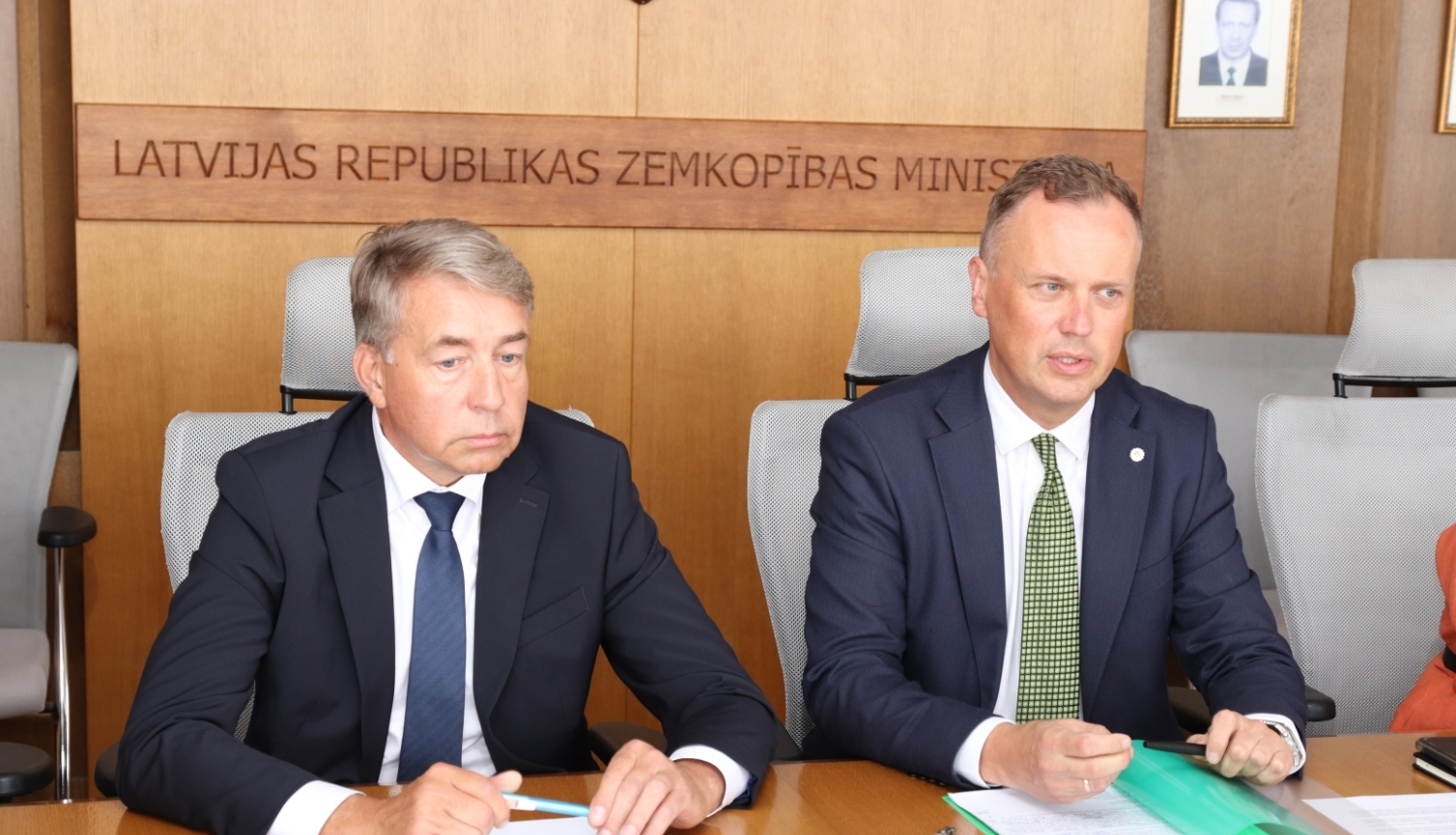 Zemkopības ministrs Uldis Augulis tiekas ar viedās administrācijas un reģionālās attīstības ministru Edgaru Tavaru.