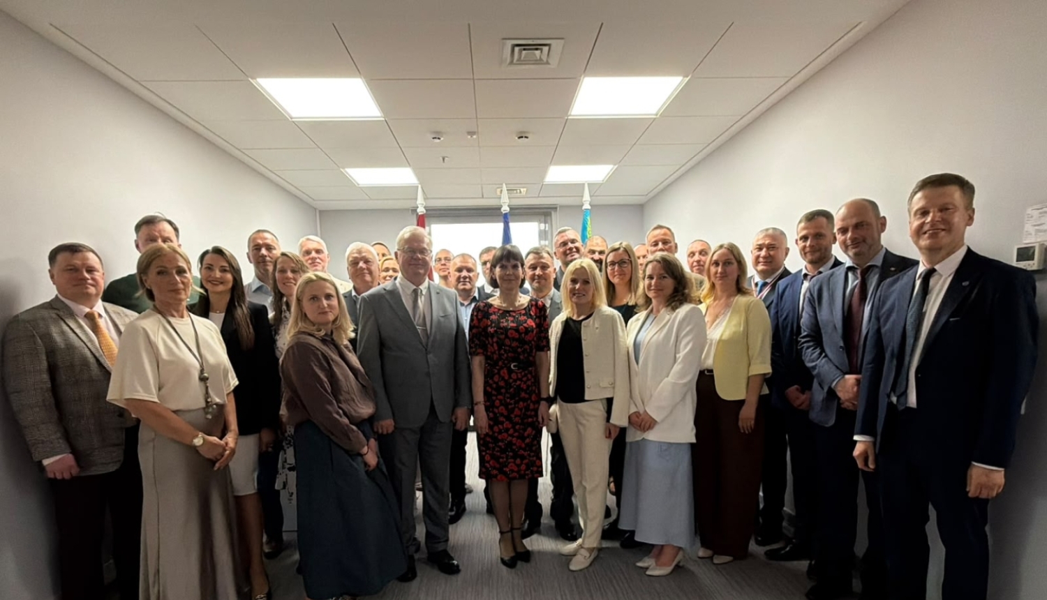Klimata un enerģētikas ministrijas parlamentārais sekretārs Jānis Irbe un Latvijas uzņēmēju delegācija pie Latvijas vēstnieces Kazahstānā Daces Rutkas. 