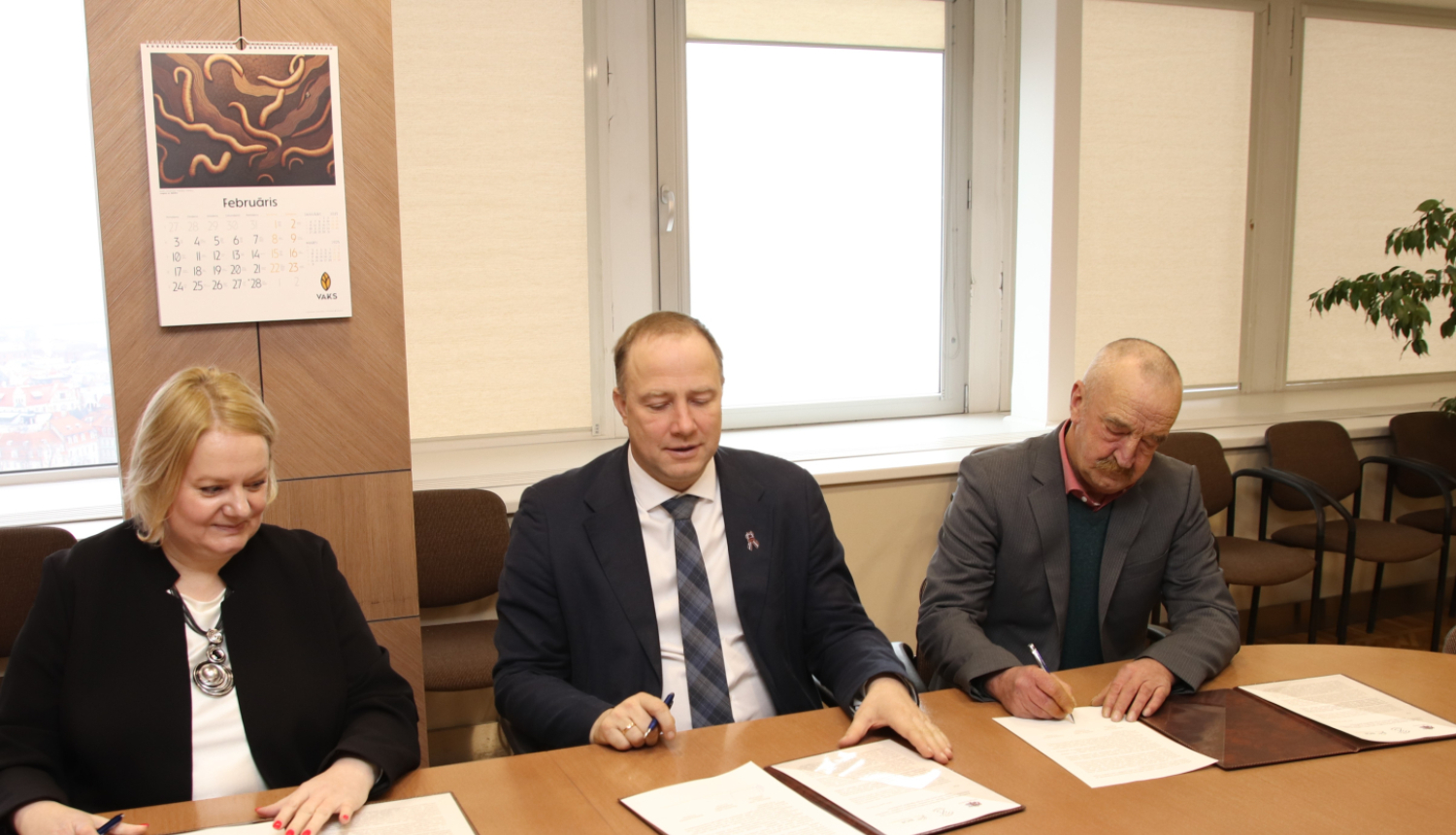 Zemkopības ministrijas valsts sekretārs Ģirts Krūmiņš, biedrības “Mazjūras zvejnieki” valde priekšsēdētājs Andris Cīrulis un zinātniskā institūta “BIOR” direktore Olga Valciņa paraksta sadarbības memornadu