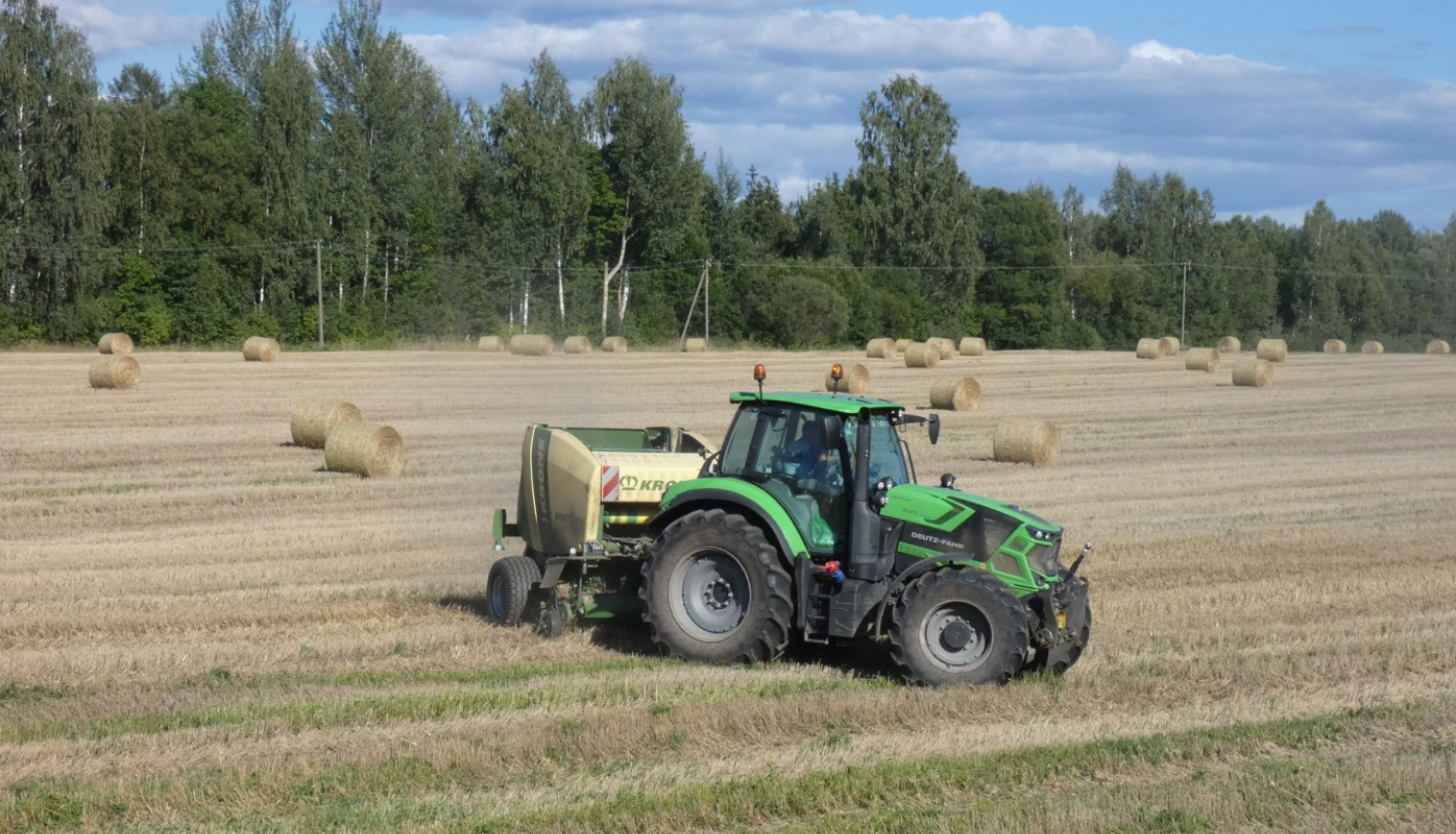 Traktors pļavā
