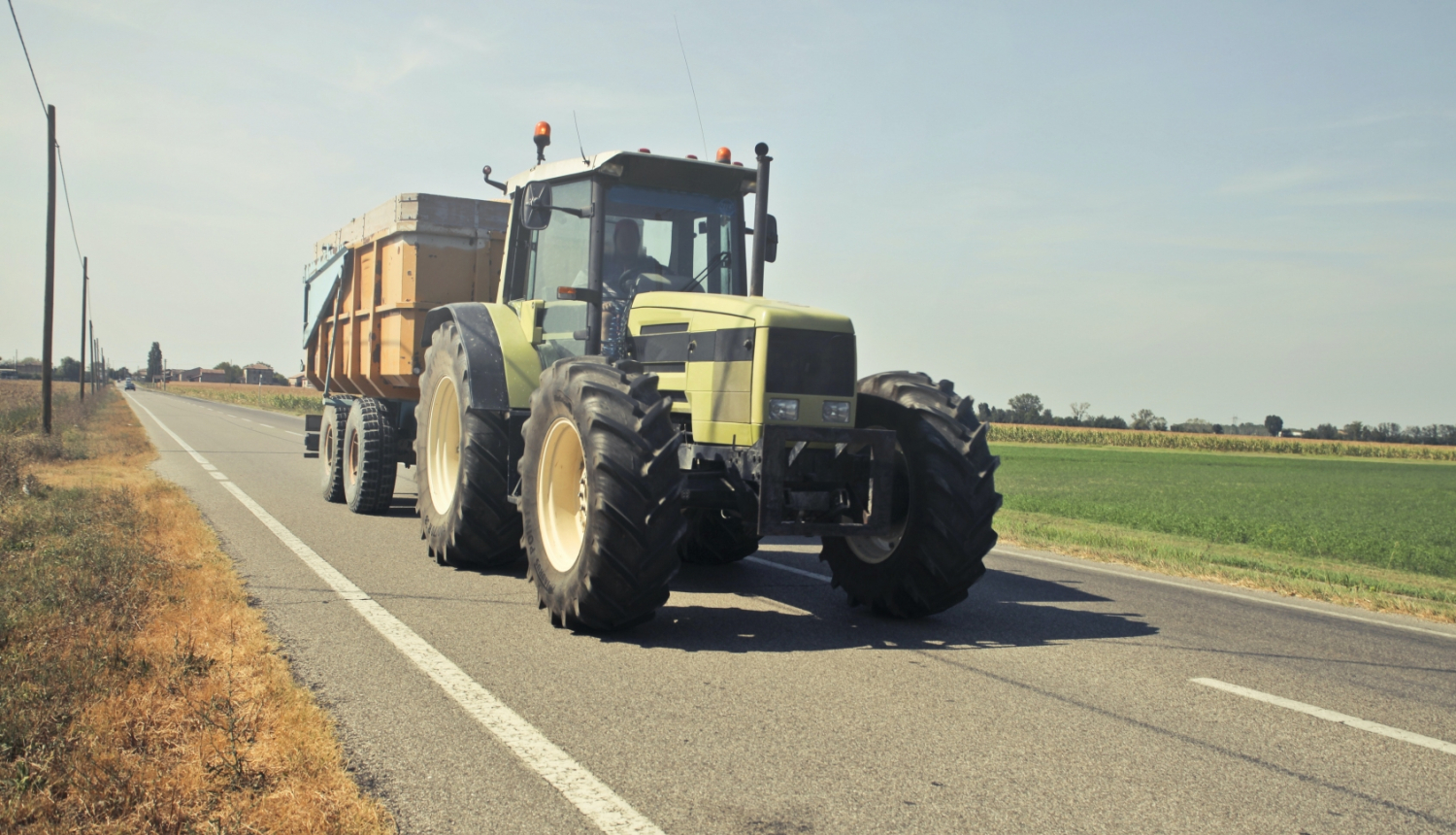 Traktors uz ceļa