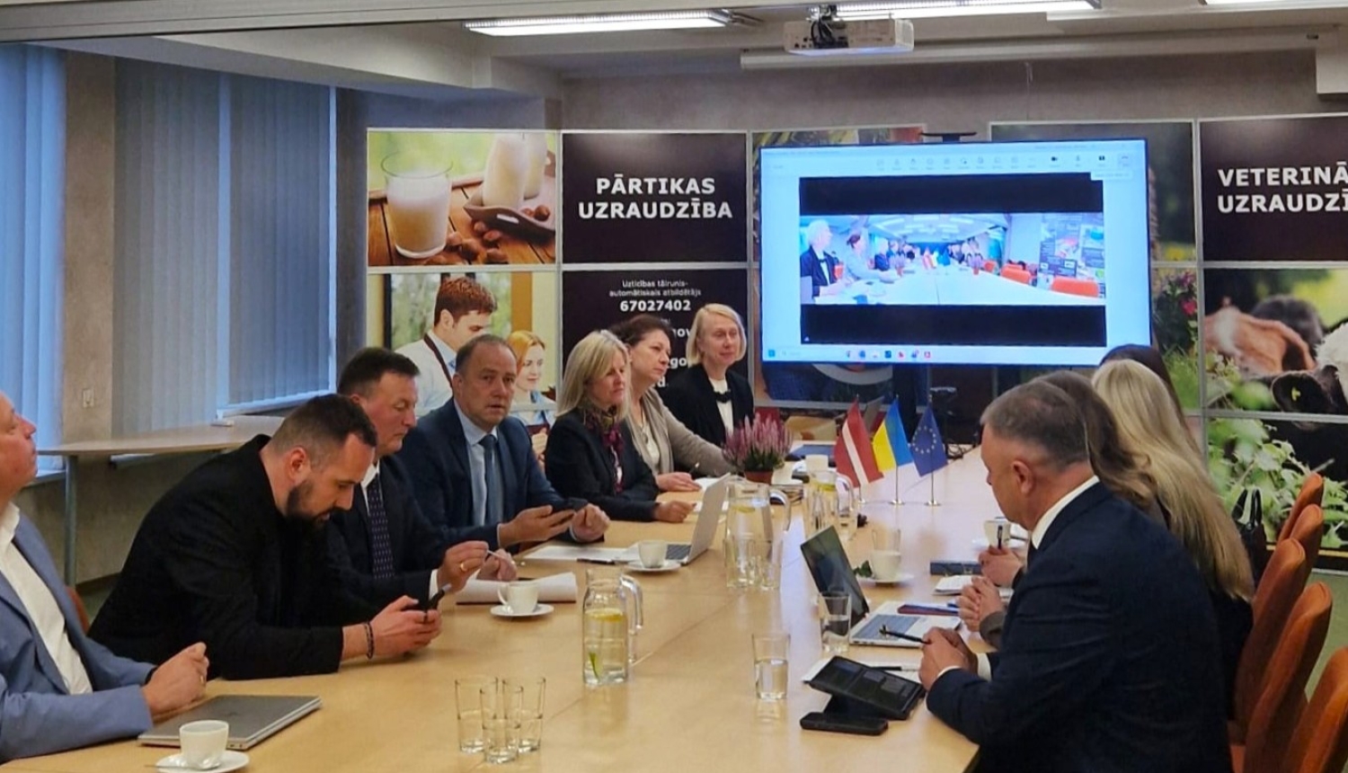 Sanāksmes telpas kopskats - visi sēž un diskutē.