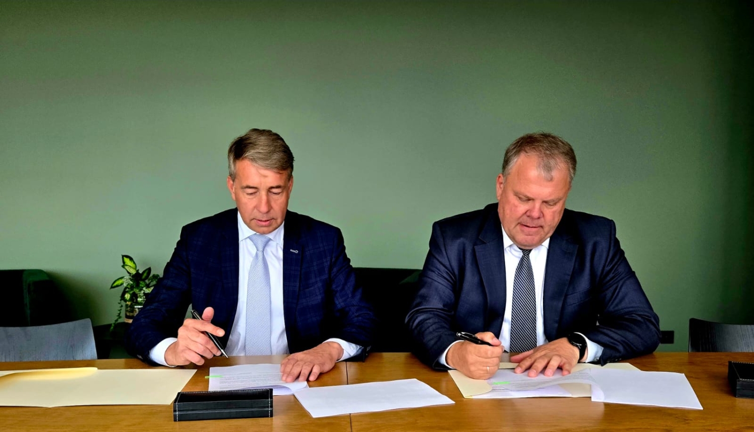 Zemkopības ministrs Uldis Augulis un Latvijas Pašvaldību savienības priekšsēdis Gints Kaminskis paraksta sarunu protokolu.