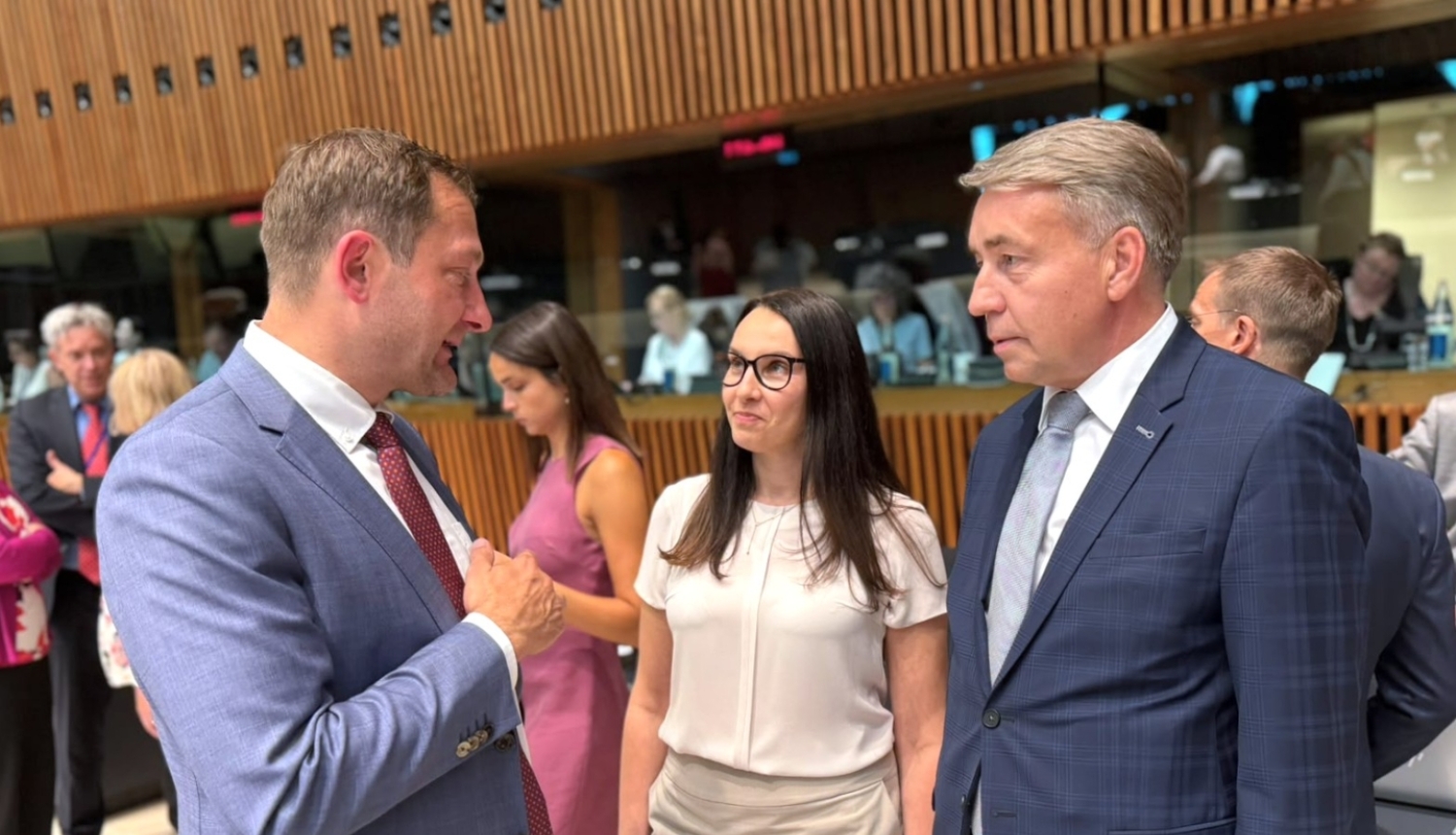 ES lauksaimniecības un pārtikas komisārs Kristofs Hanzens un zemkopības ministrs Uldis Augulis