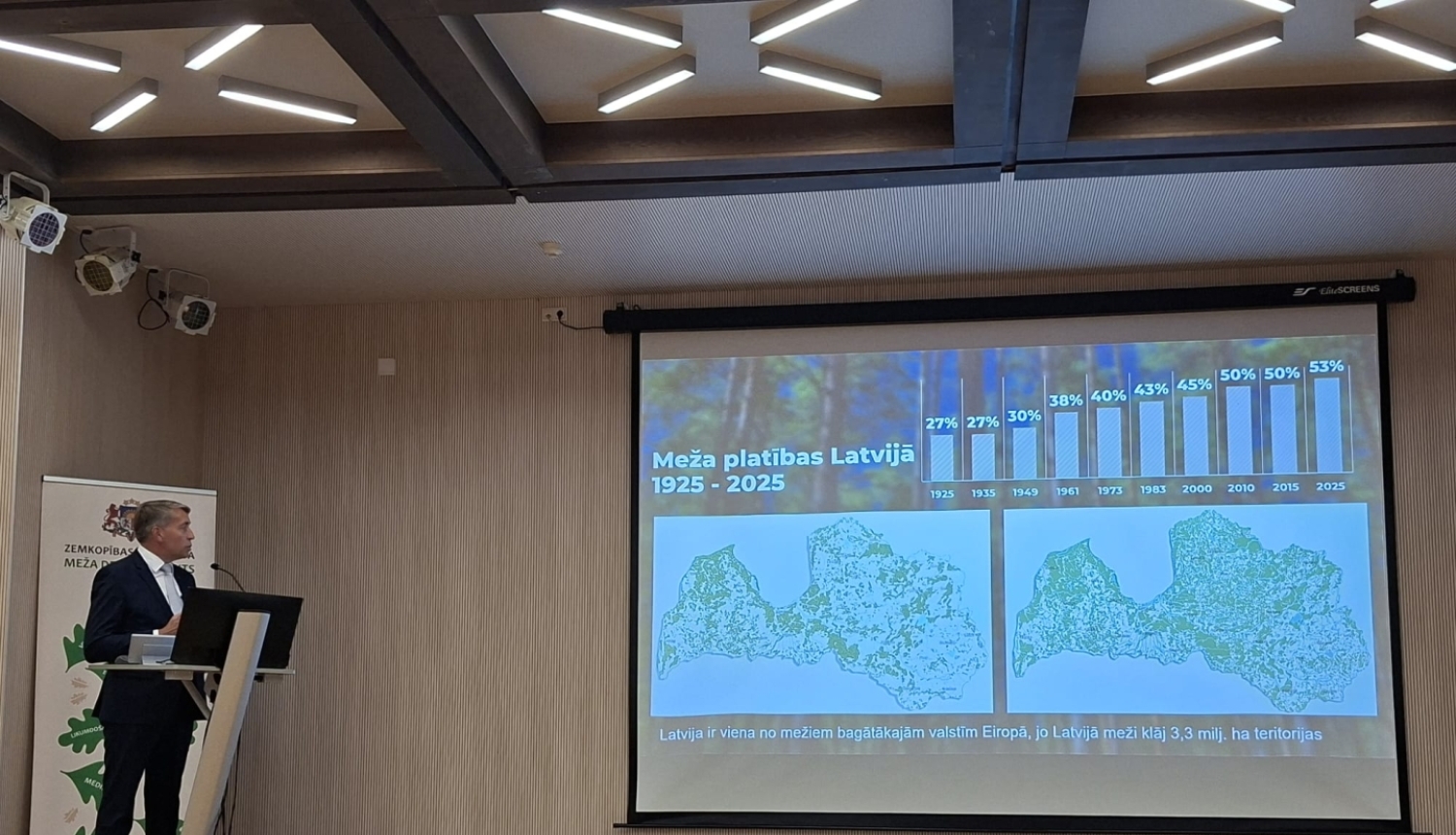 Zemkopības ministrs Uldis Augulis prezentē meža nozares statistiku Meža pamatnostādņu sabiedriskās apspriešanas sanāksmē