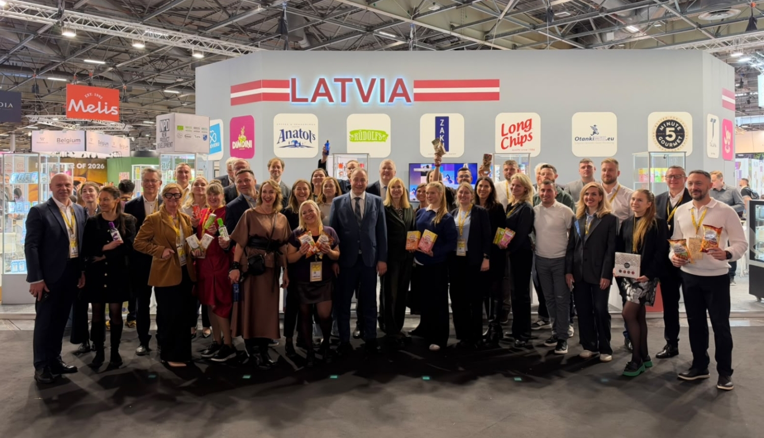 Valsts sekretārs ar SIAL PARIS 2026 latvijas stenda dalībniekiem kopbildē pie Latvijas kopstendā