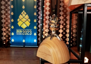 Zelta čiekurs balva - uz pusapaļa koka augšpusē zelta krāsā čiekurs