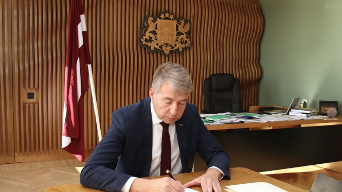Zemkopības ministrs Uldis Augulis paraksta memorandu