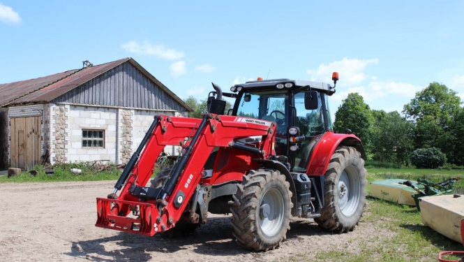 Sarkans traktors lauku sētā. 