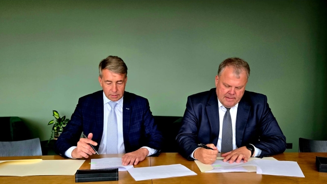 Zemkopības ministrs Uldis Augulis un Latvijas Pašvaldību savienības priekšsēdis Gints Kaminskis paraksta sarunu protokolu.