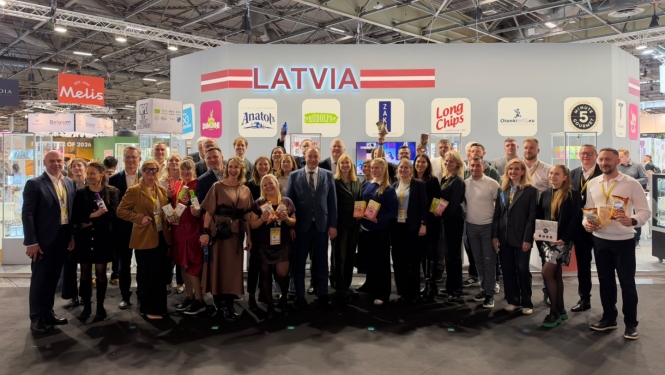 Valsts sekretārs ar SIAL PARIS 2026 latvijas stenda dalībniekiem kopbildē pie Latvijas kopstendā