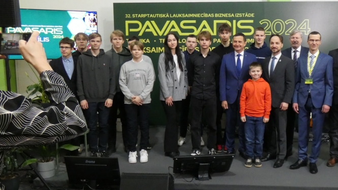 Zemkopības ministrs Armands Krauze ar ēnām piedalās lauksaimniecības izstādē Rāmavā