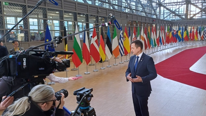 zemkopības ministrs Armands Krauze sniedz interviju ārvalstu žurnālistiem Briselē