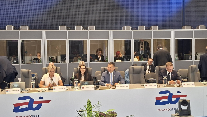 Ministru padome, cilvēki sēž ap galdu ar valstu uzrakstiem