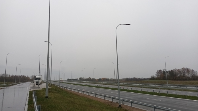 tukša šoseja vēla rudens lietainā dienā Polijā
