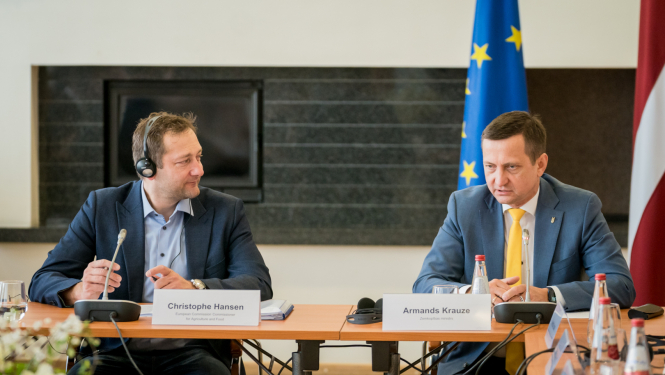 ES lauksaimniecības un pārtikas komisārs Kristofs Hanzens un zemkopības ministrs Armands Krauze Daugavpilī 18. aprīlī