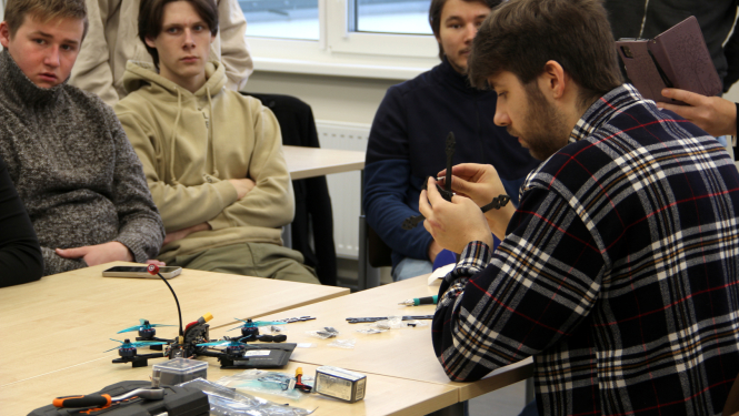 Jaunieši mācās komplektēt dronus 