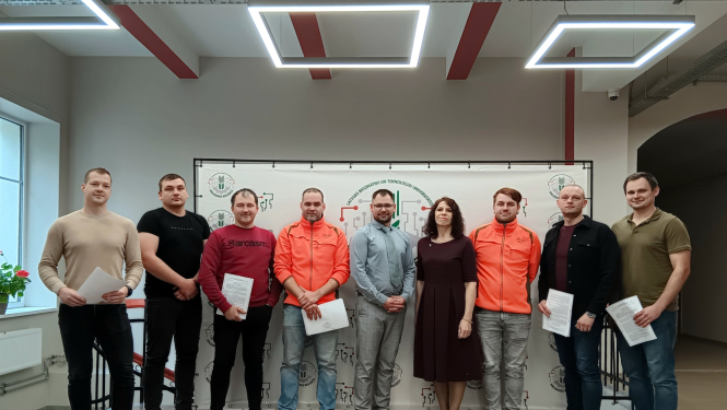 Kokapstrādes studentu grupas foto, 8 cilvēki