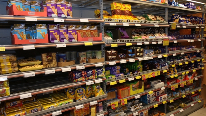 pārtika veikala plauktos