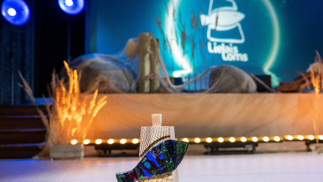 Lielā loma balva ar ceremonijas skatuvi fonā no pērnā gada