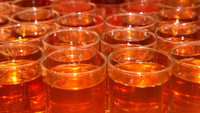 Daudz glāzes ar sarkanu sulu