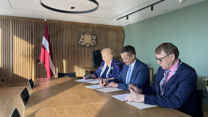 zemkopības ministrs Armands Krauze, Latvijas Zinātņu akadēmijas prezidents Ivars Kalviņš un Latvijas Lauksaimniecības un meža zinātņu akadēmijas prezidente Baiba Rivža paraksta sadarbības memorandu