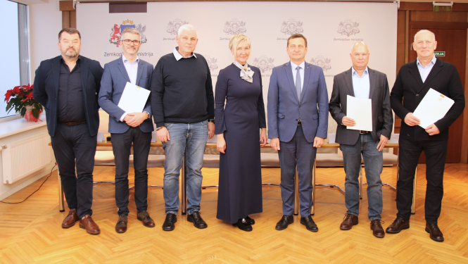 Kopbilde ar zemkopības ministru un Kūdras asociācijas pārstāvjiem