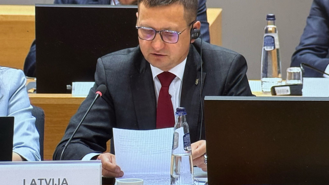 Ministrs Krauze Briselē pie galda